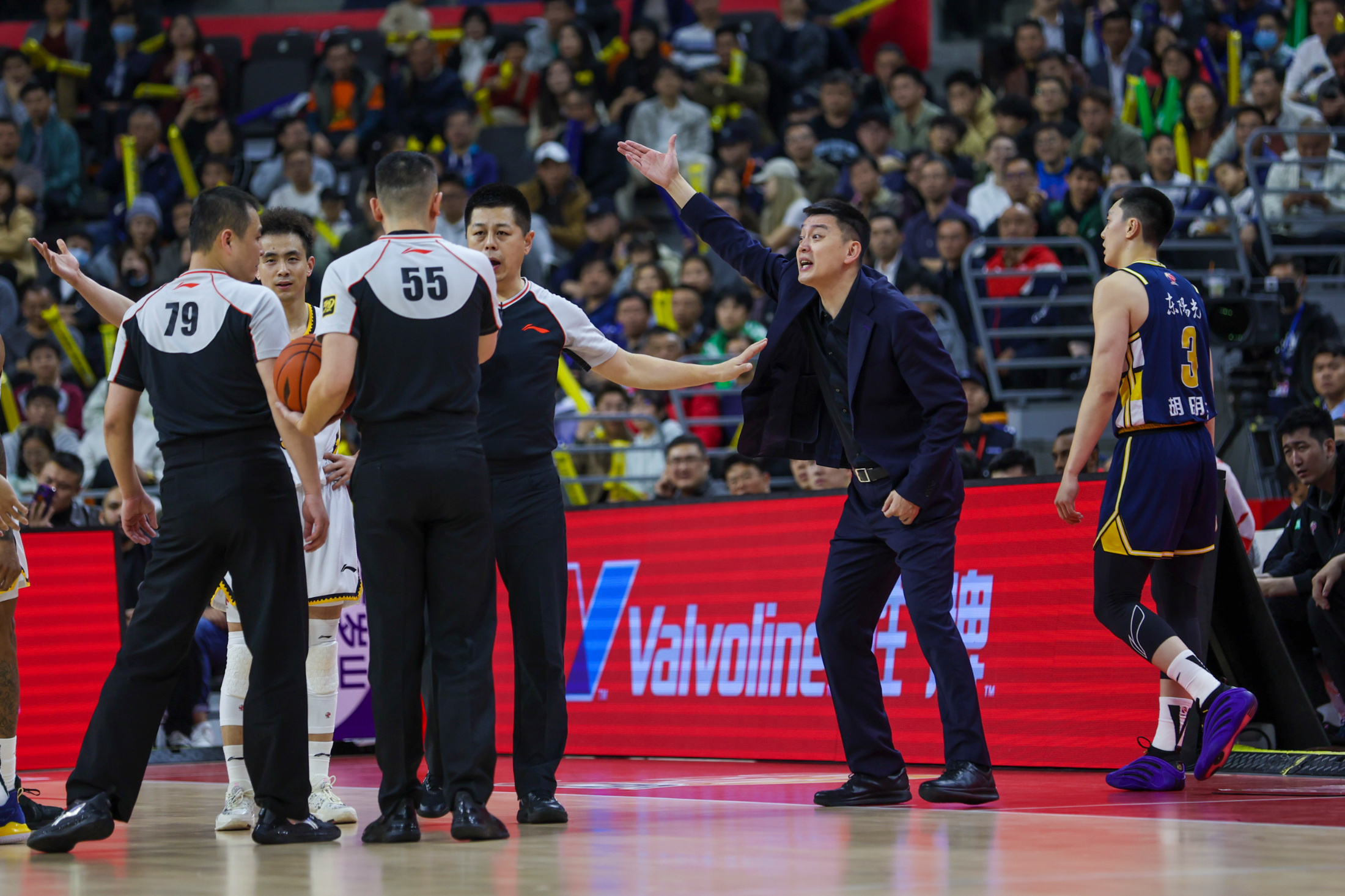 包含广厦男篮刷新队史纪录备战中超利物浦止住颓势备战意甲，达拉斯独行侠清晨豪取连胜看傻球迷的词条